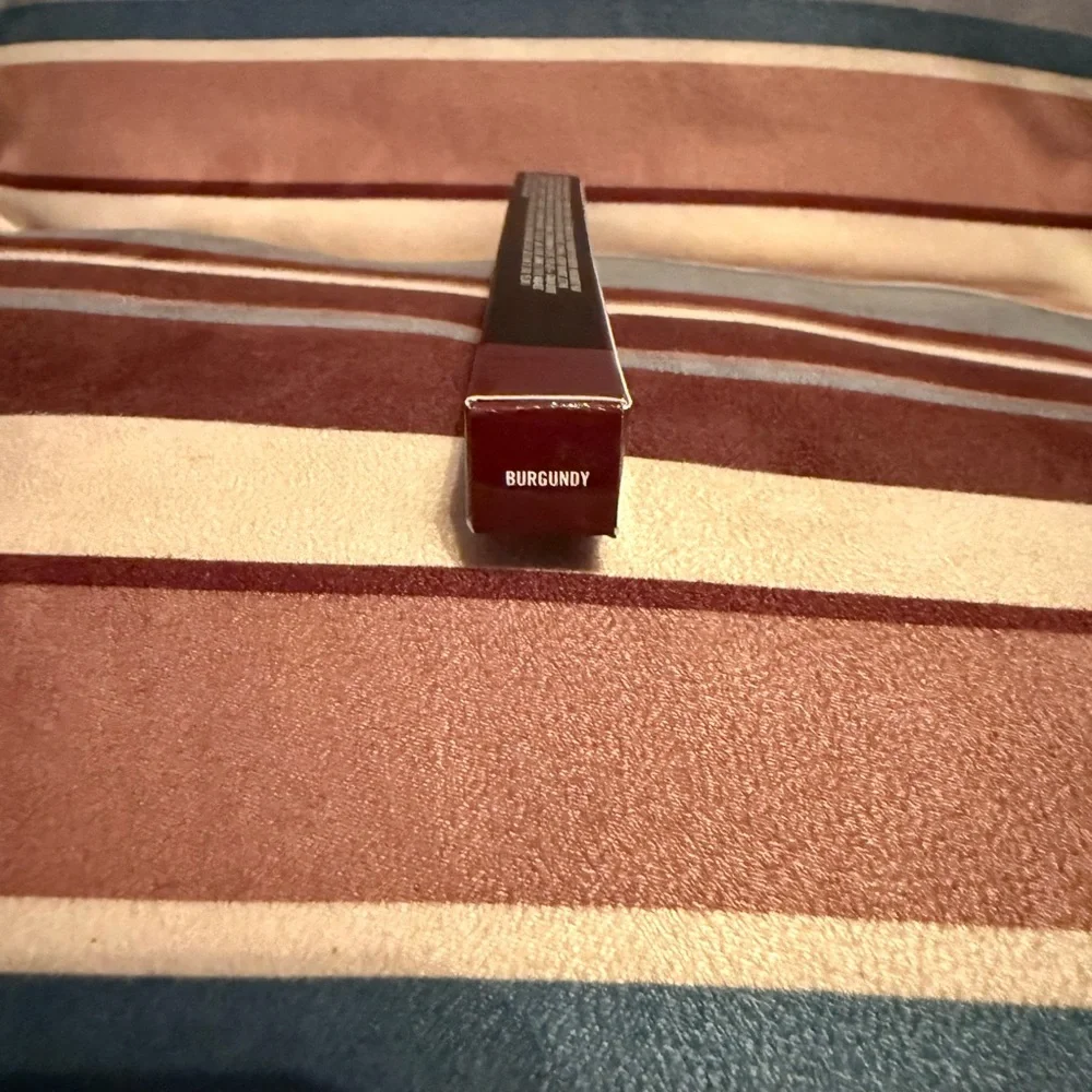 MAC Vibrant Lip White Burgundy - Picture 2 of 3